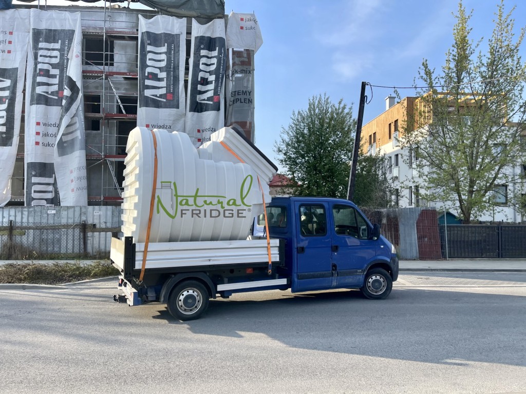 Fertig Erdkeller aus Polen Natural FRIDGE 2,5m geneigtem Eingang - Montage des Keller im Garten, Weinkeller Berlin, Deutschland, 2022 Erdkeller Modell 250  Wir liefern unsere Kunststoffkeller von unserem  🍏 Vorschriften Natural Fridge -  Angebot