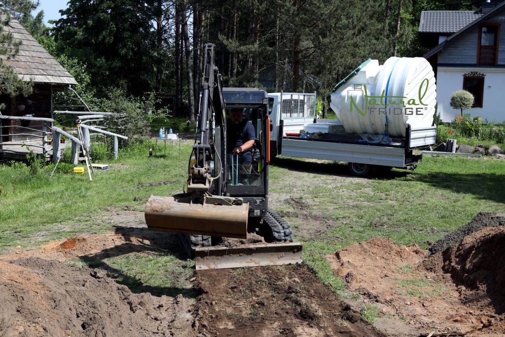 Fertig Erdkeller aus Polen Natural FRIDGE 2,5m geneigtem Eingang - Montage des Keller im Garten, Weinkeller Berlin, Deutschland, 2022 Deutschland. © 2017-2023 BPR-PLASTECH Sp. z o. o. 🍏 Vorschriften Natural Fridge -  Angebot