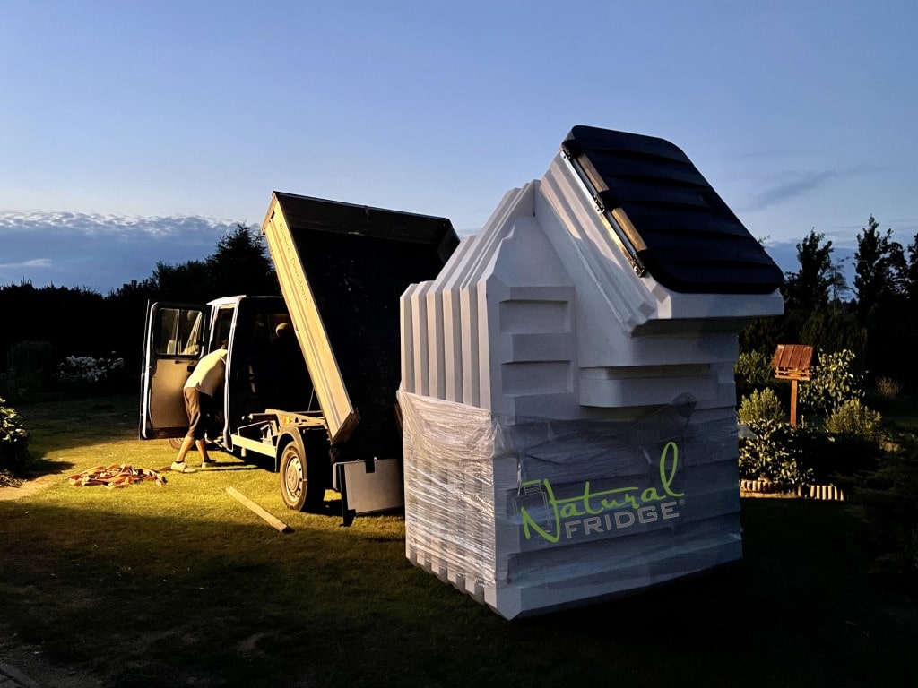 Keller aus Plastik Natural FRIDGE ® und Gemüsegeschäft absolut dicht, abmessung 2,0 m x 1,75 m mit einem abfallenden Eingang im Gegensatz zu Betonkeller – Das ist ein gutes Produkt, mit Regalen ausgestattet,  🍏 Vorschriften Natural Fridge -  Angebot