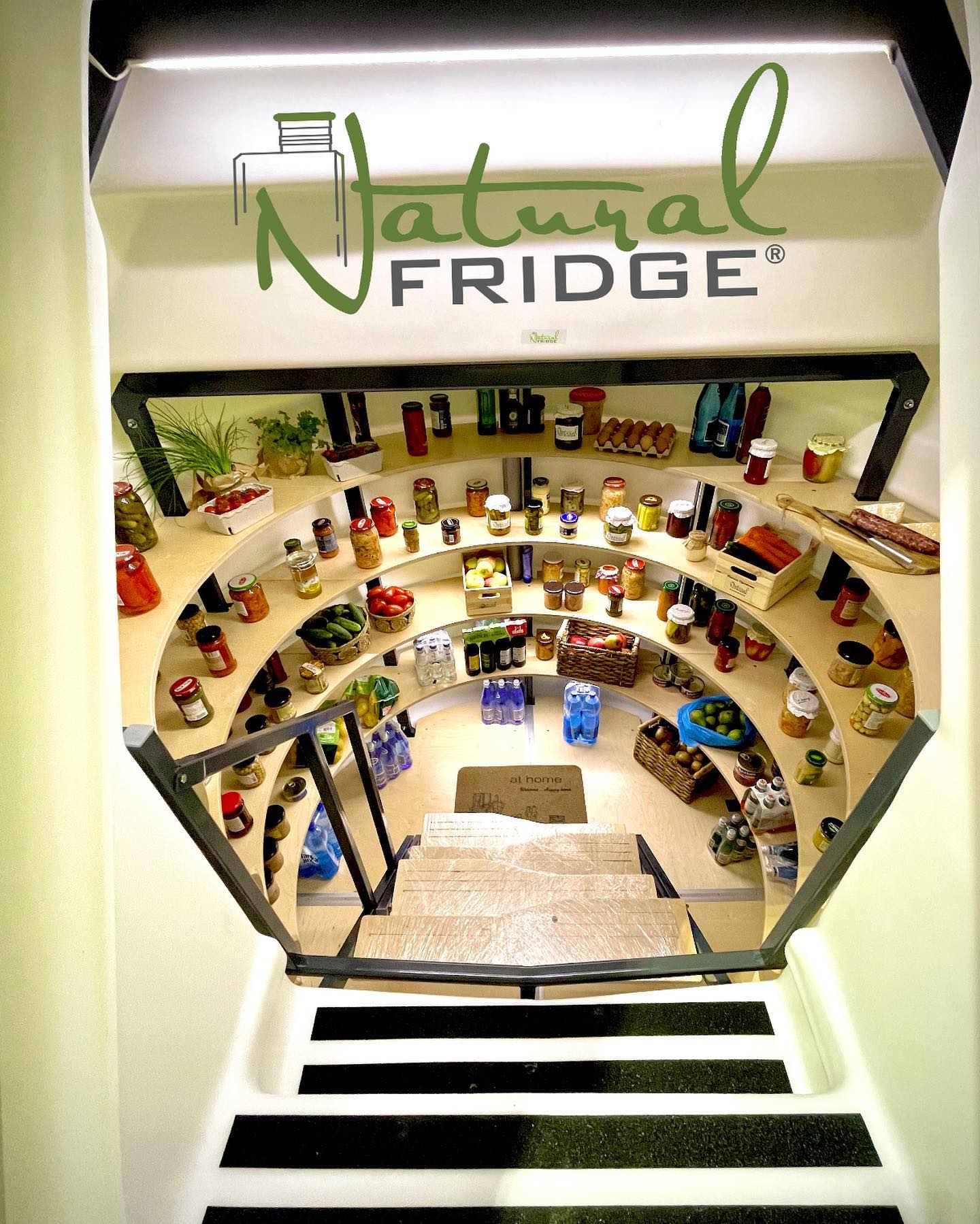 Erdkeller Modell 250 Der Erdkeller bietet viel Platz im Inneren. Die Grundfläche beträgt bis zu 4,5 m2. So können Sie viel Gemüse in Säcken direkt auf dem Boden lagern.  Erdkeller Modell 250 Natural Fridge  7.740  EUR inkl. MwSt. , zzgl.  Versandkosten