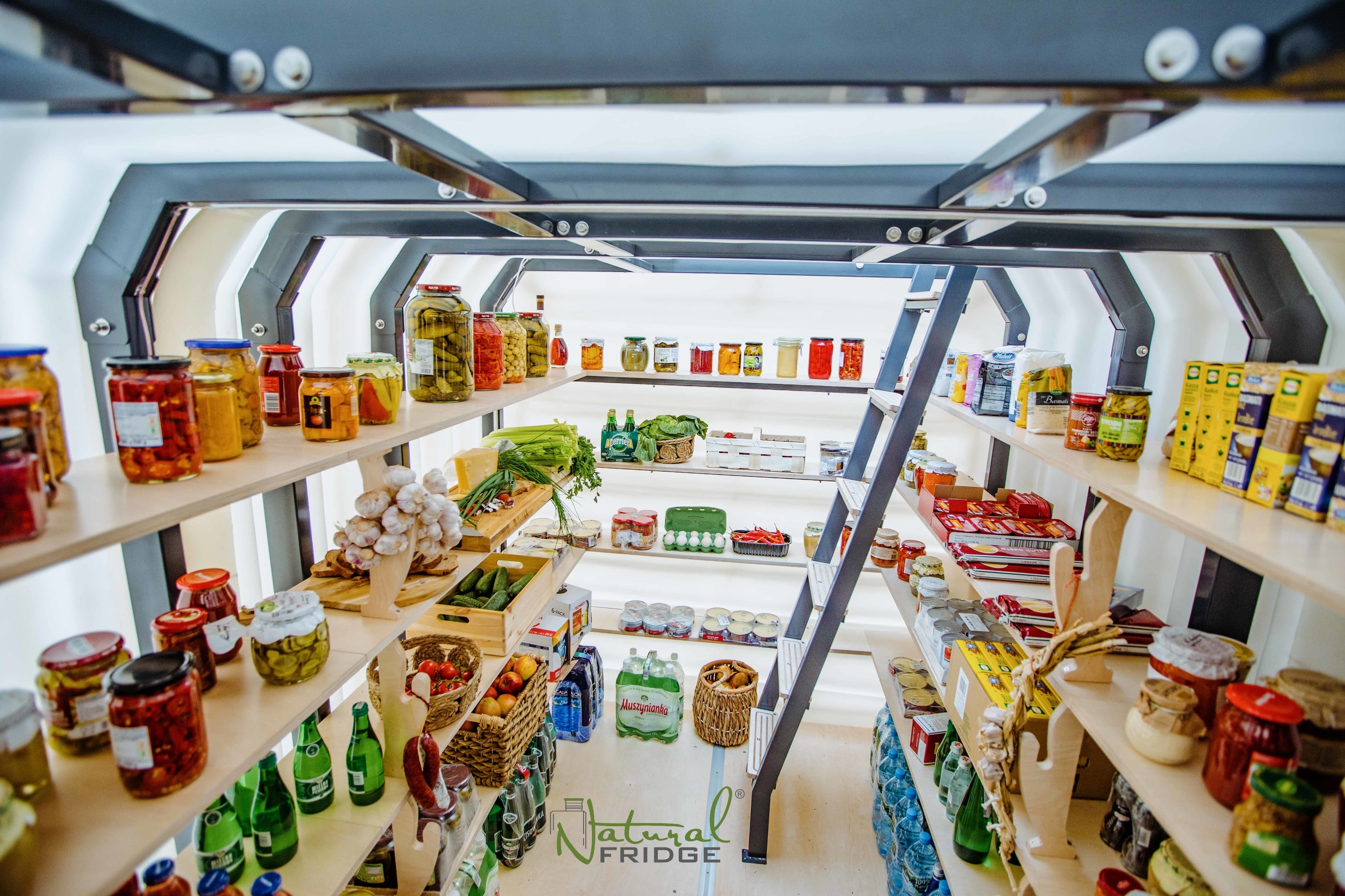 Erdkeller Modell 200x330 Der Erdkeller ist innen mit einem Stahlrahmen verstärkt, der mit einer Polymerschicht bedeckt ist. Es versteift den Erdkeller zusätzlich  Erdkeller Modell 200x330 Natural Fridge  10.870  EUR inkl. MwSt. , zzgl.  Versandkosten