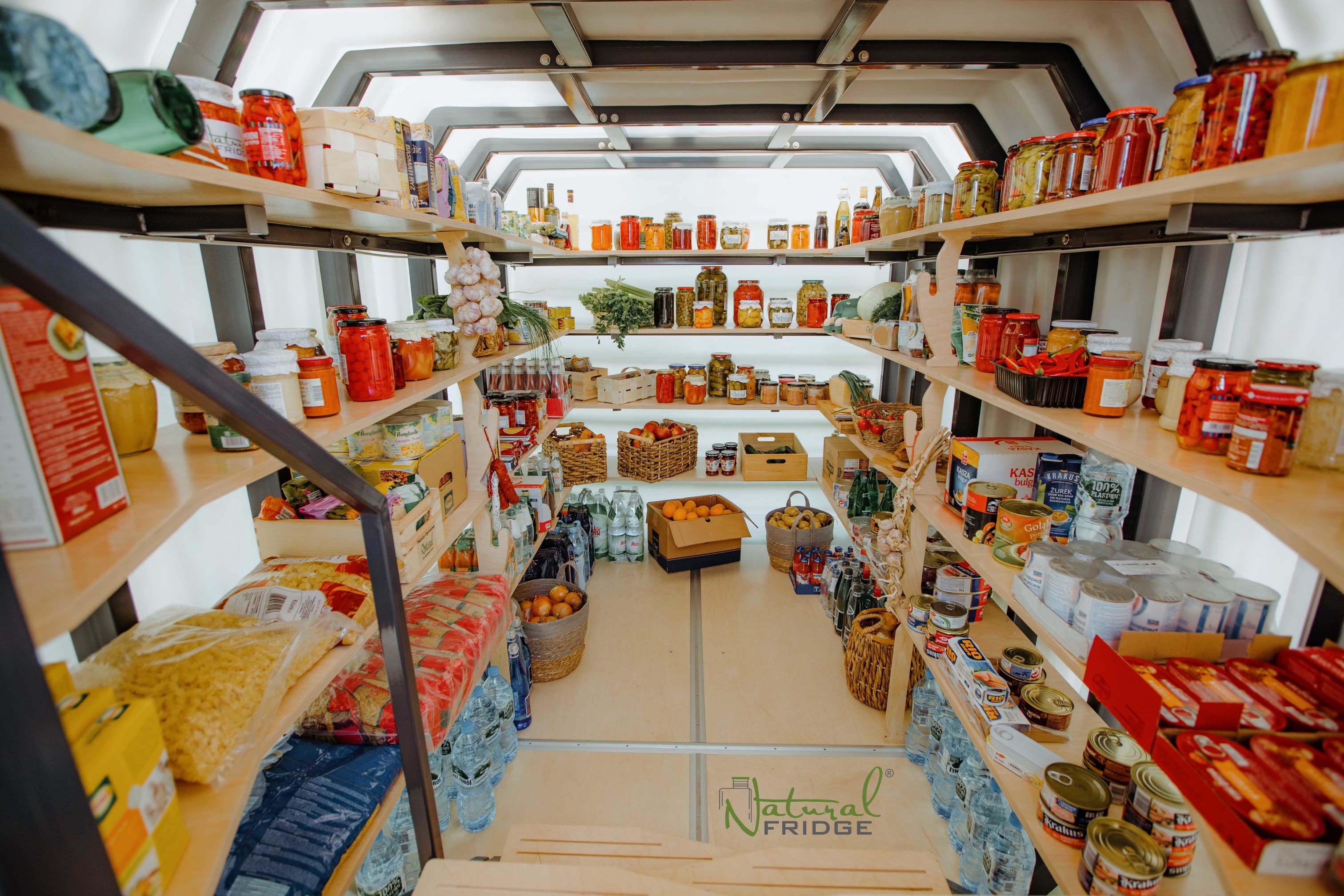 Erdkeller Modell 200x350 lagern. Es ist sehr praktisch, die Konserven in die Regale zu stellen. Breite Türen sorgen für einen komfortablen Einstieg. Die Treppe  Erdkeller Modell 200x350 Natural Fridge  10.870  EUR inkl. MwSt. , zzgl.  Versandkosten