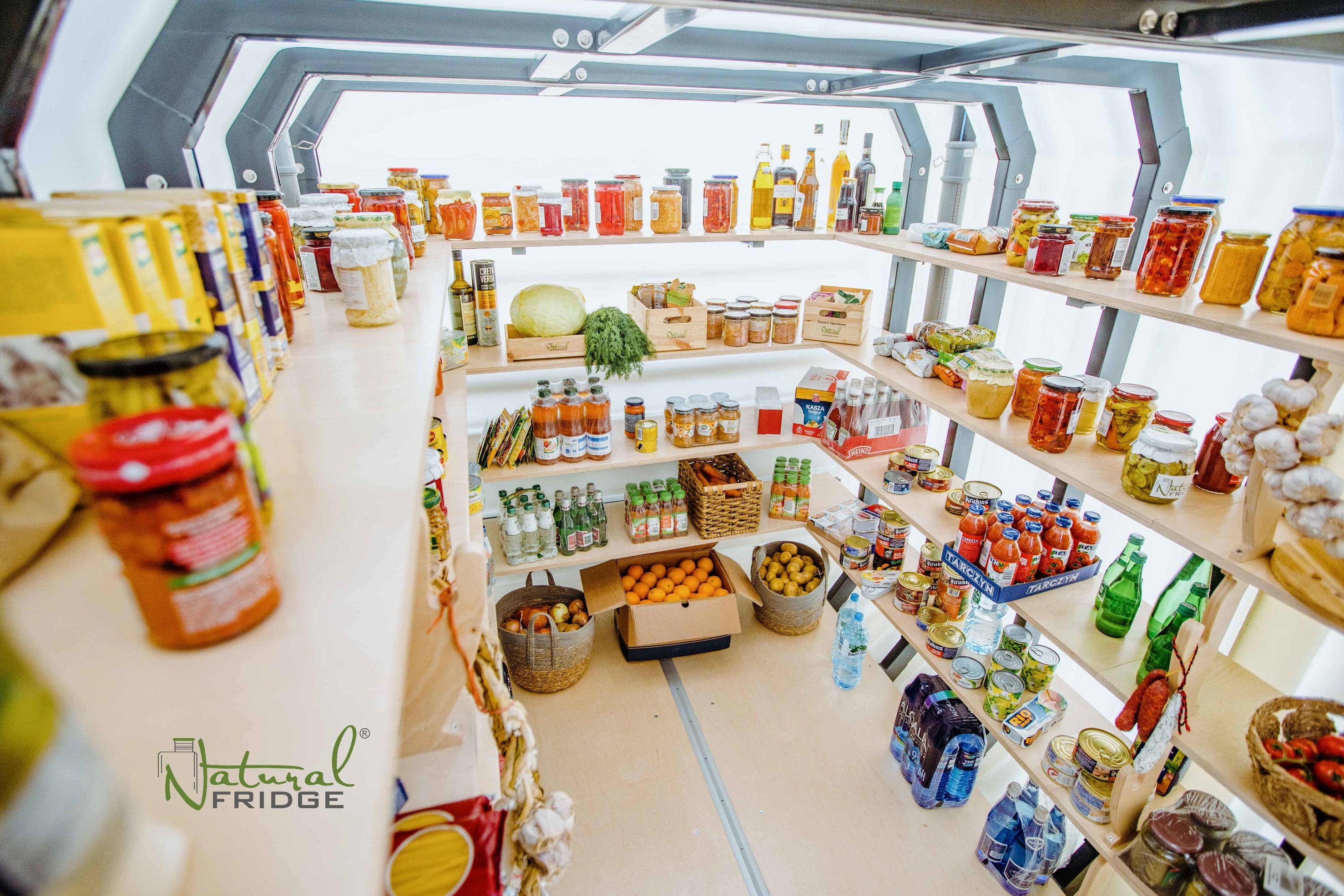 Erdkeller Modell 200x480 Treppe ist mit einem Handlauf ausgestattet. Die Stufen sind gerillt, um ein Verrutschen zu verhindern.  Außendesign Erdkeller Modell 200x480 Natural Fridge  14.460  EUR inkl. MwSt. , zzgl.  Versandkosten