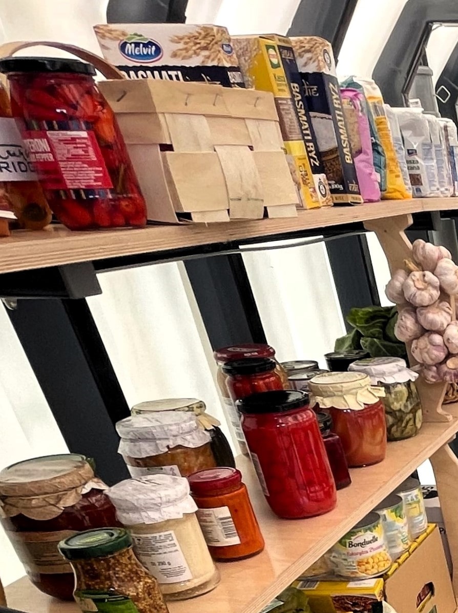 Erdkeller Modell 200x330 Konserven aufnehmen. Die Regale sind sehr geräumig.  Internes Design Erdkeller Modell 200x330 Natural Fridge  10.870  EUR inkl. MwSt. , zzgl.  Versandkosten
