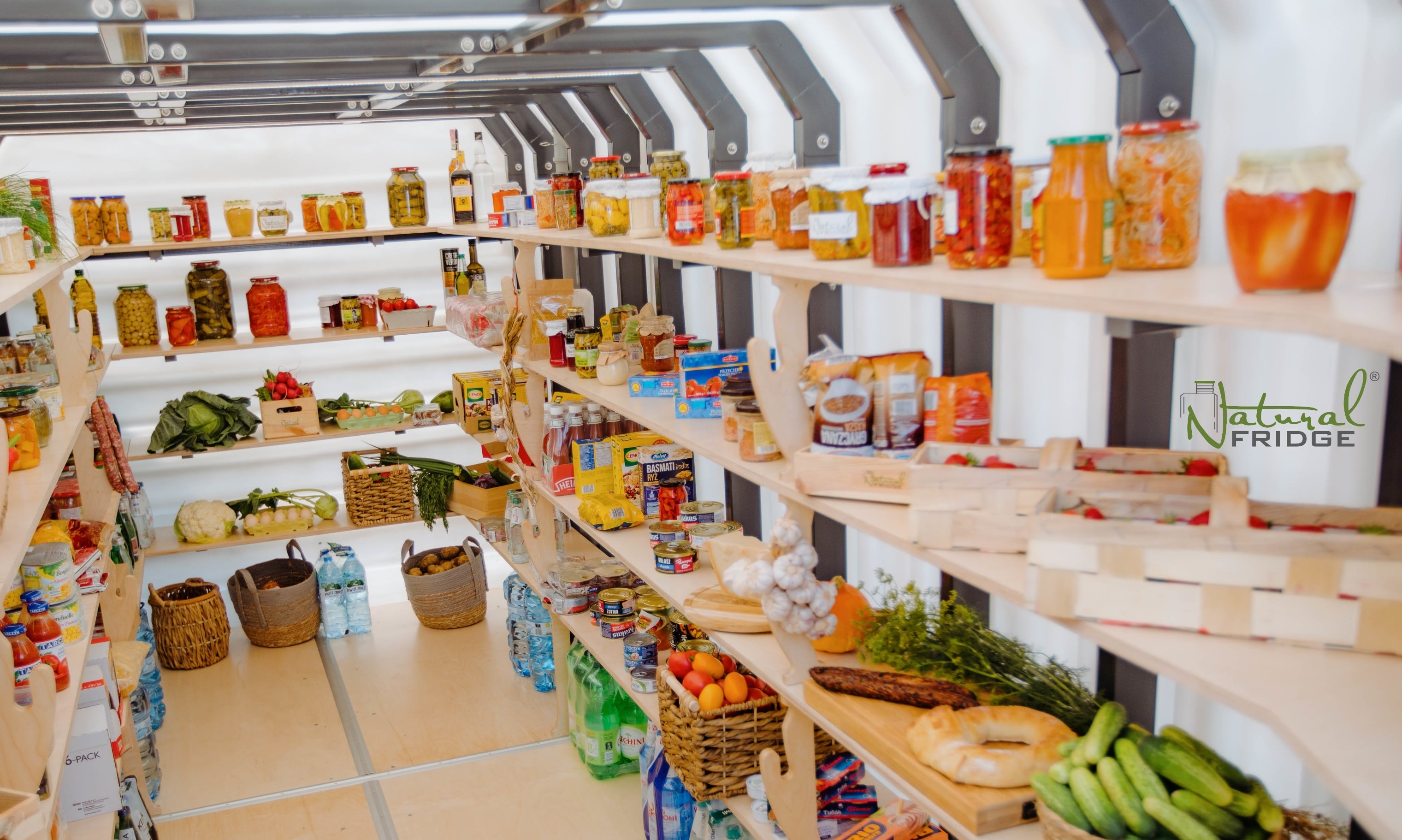 Erdkeller Modell 200x330 Boden lagern. Das Anordnen von Konserven in den Regalen ist sehr praktisch. Breite Türen sorgen für einen komfortablen Einstieg. Die Treppe  Erdkeller Modell 200x330 Natural Fridge  10.870  EUR inkl. MwSt. , zzgl.  Versandkosten