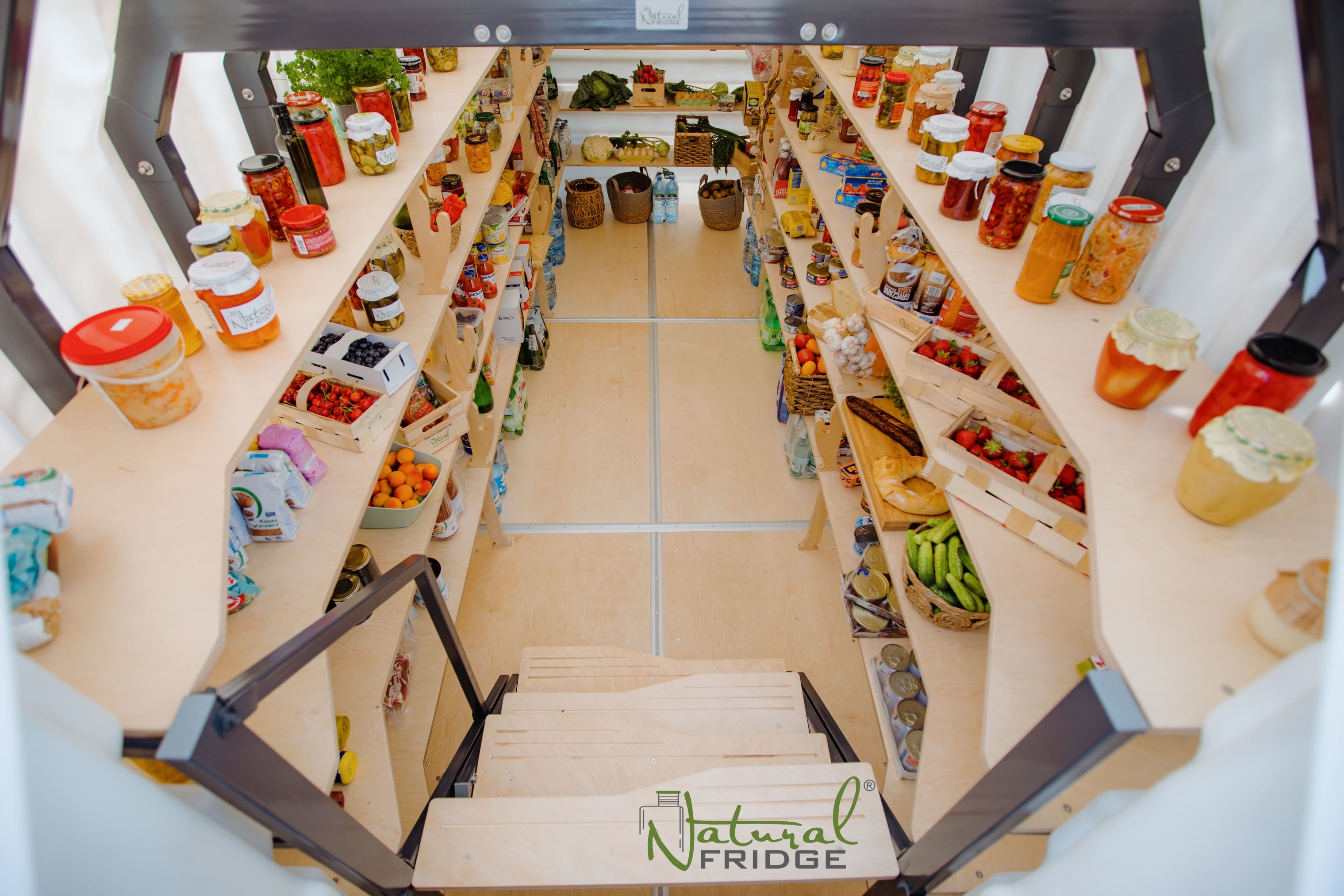 Erdkeller Modell 200x500 lagern. Es ist sehr praktisch, die Konserven in die Regale zu stellen. Breite Türen sorgen für einen komfortablen Einstieg. Die Treppe  Erdkeller Modell 200x500 Natural Fridge  14.460  EUR inkl. MwSt. , zzgl.  Versandkosten