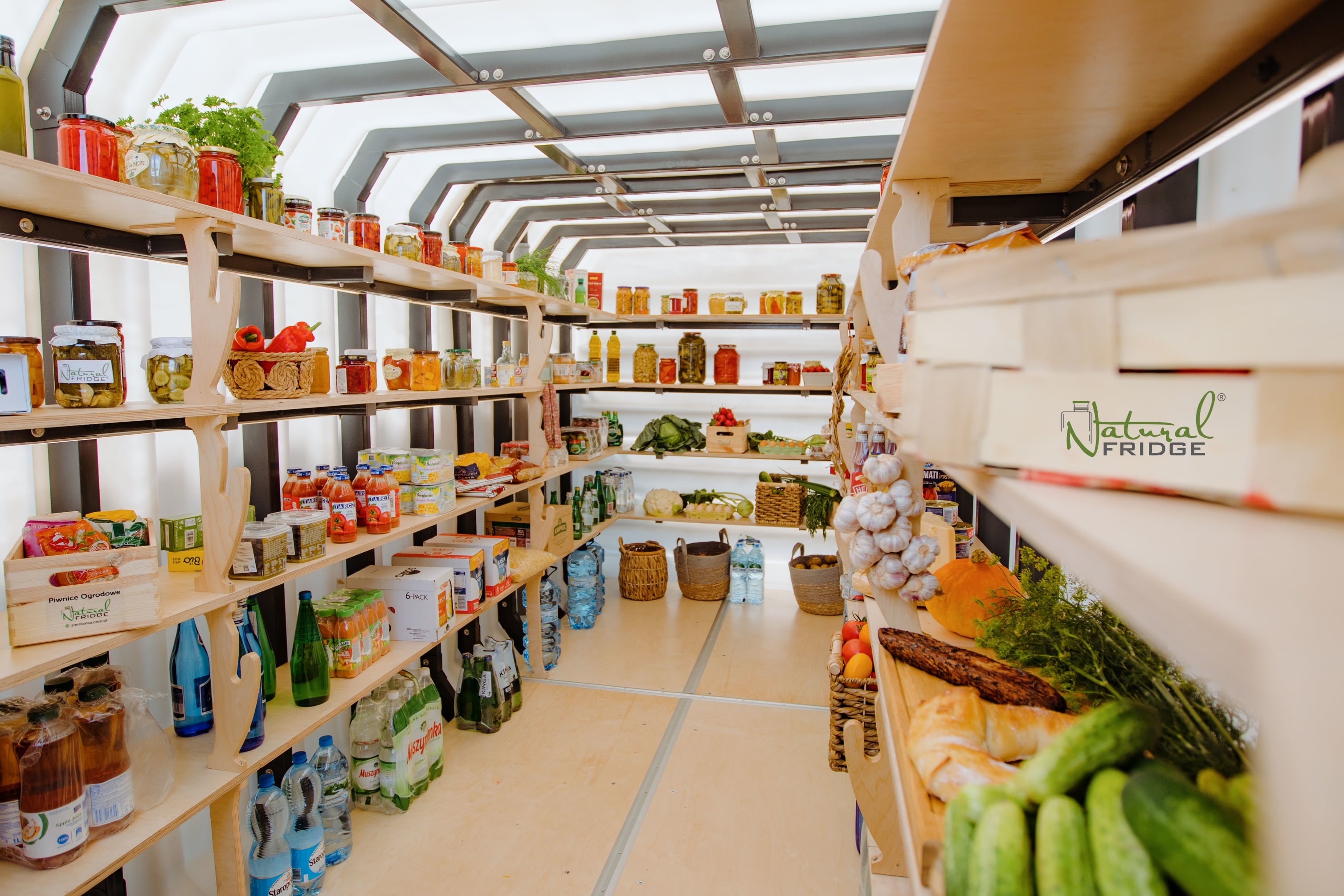 Erdkeller Modell 200x500 Der Erdkeller ist innen mit einem Stahlrahmen verstärkt, der mit einer Polymerschicht bedeckt ist. Es versteift den Erdkeller zusätzlich  Erdkeller Modell 200x500 Natural Fridge  14.460  EUR inkl. MwSt. , zzgl.  Versandkosten