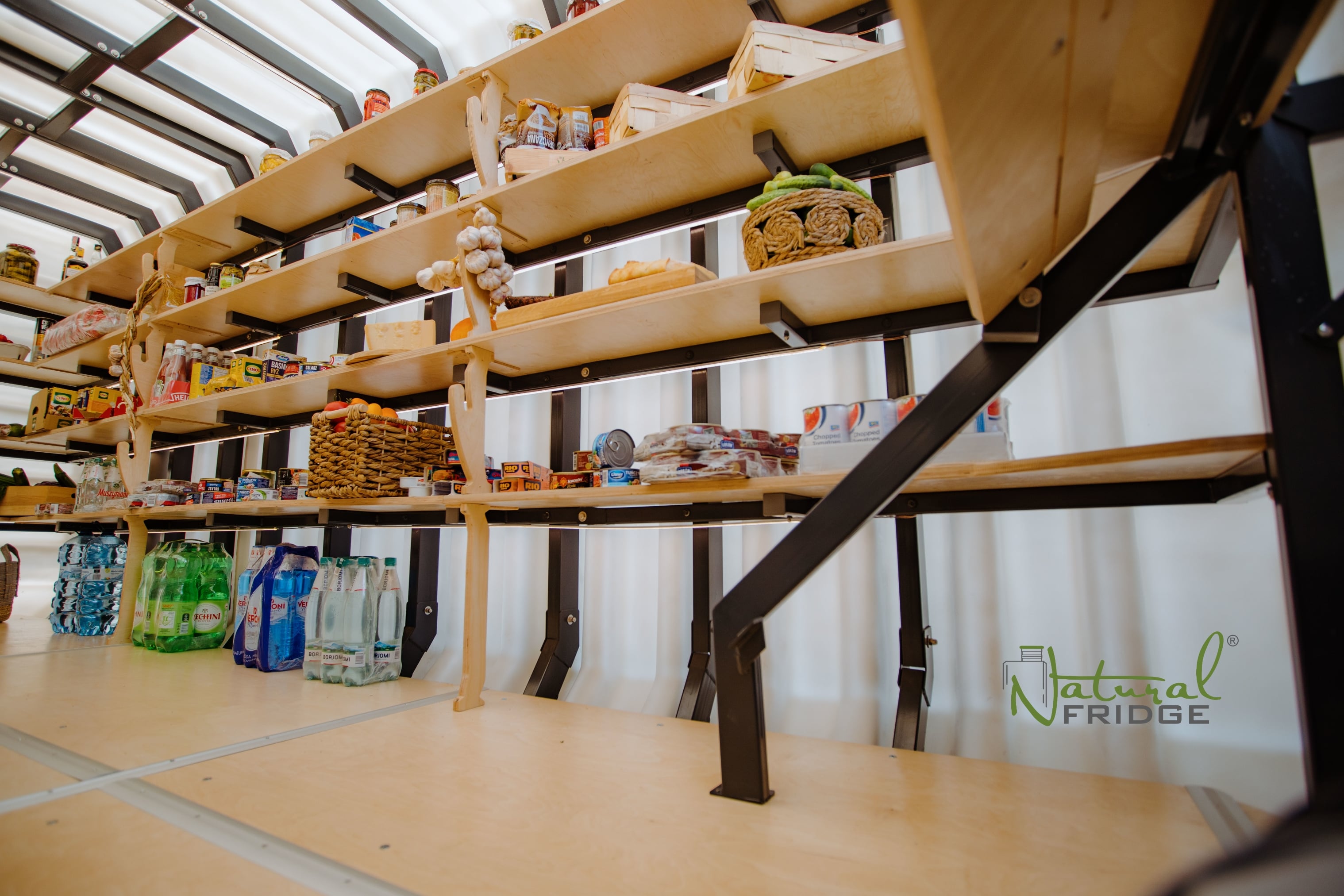 Erdkeller Modell 200x500 Der Erdkeller ist innen mit einem Stahlrahmen verstärkt, der mit einer Polymerschicht bedeckt ist. Es versteift den Erdkeller zusätzlich  Erdkeller Modell 200x500 Natural Fridge  14.460  EUR inkl. MwSt. , zzgl.  Versandkosten