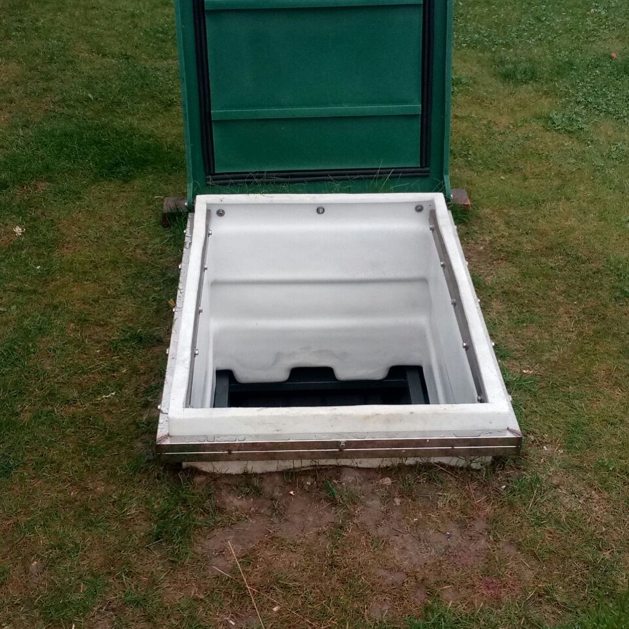 Erdkeller Modell 200x330 Nach der Montage sieht der Erdkeller wie ein kleiner Hügel aus. Wir empfehlen, den Erdkeller mit Rollrasen abzudecken und Zierpflanzen  Erdkeller Modell 200x330 Natural Fridge  10.870  EUR inkl. MwSt. , zzgl.  Versandkosten
