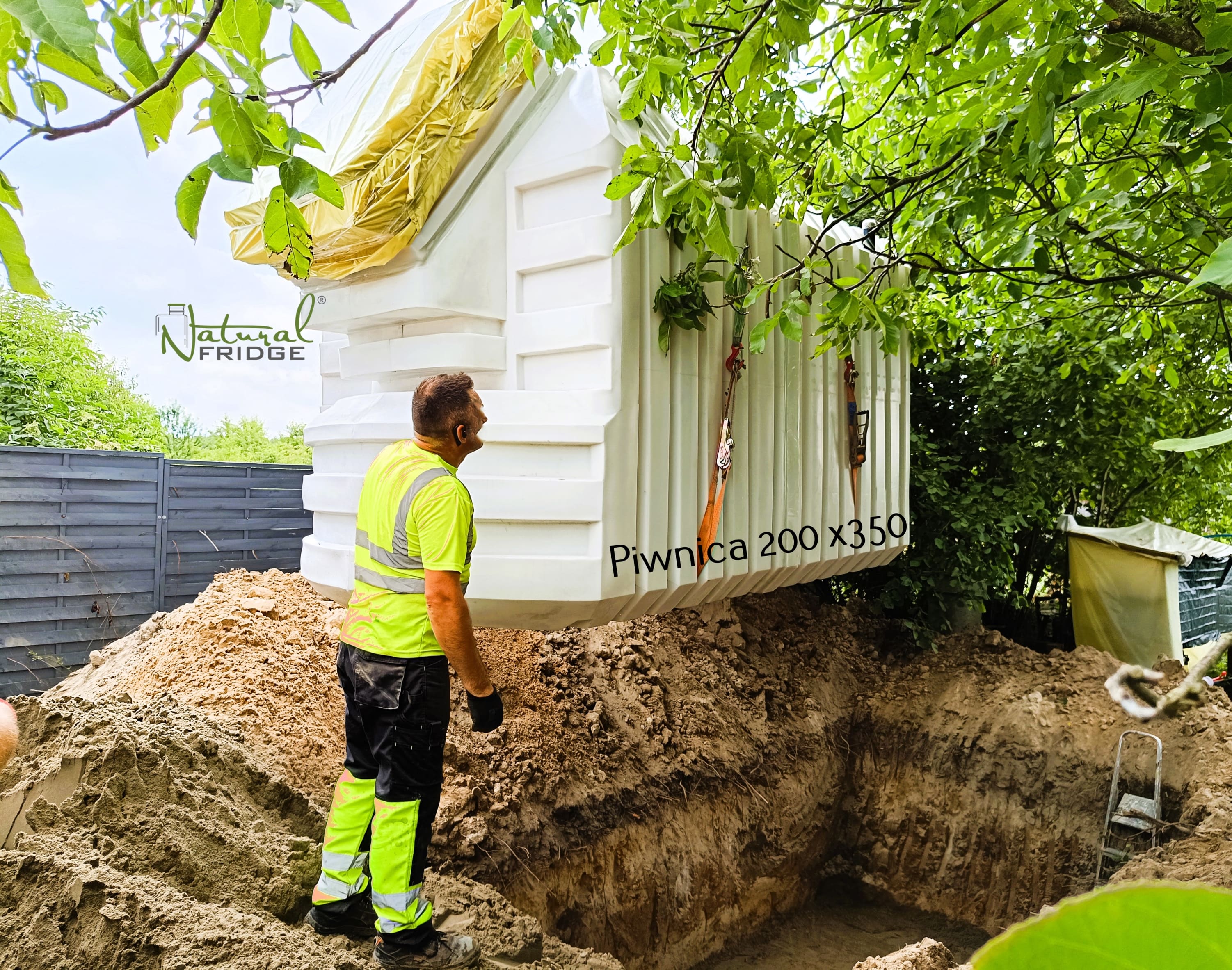 Piotrkow Trybunalski, Poland, 07/2023 Installation Der Keller kann von jedem Unternehmen in Ihrer Nähe ausgeführt werden, das sich mit Erdarbeiten befasst. Weitere  Erdkeller Modell 200x350 Natural Fridge  10.870  EUR inkl. MwSt. , zzgl.  Versandkosten