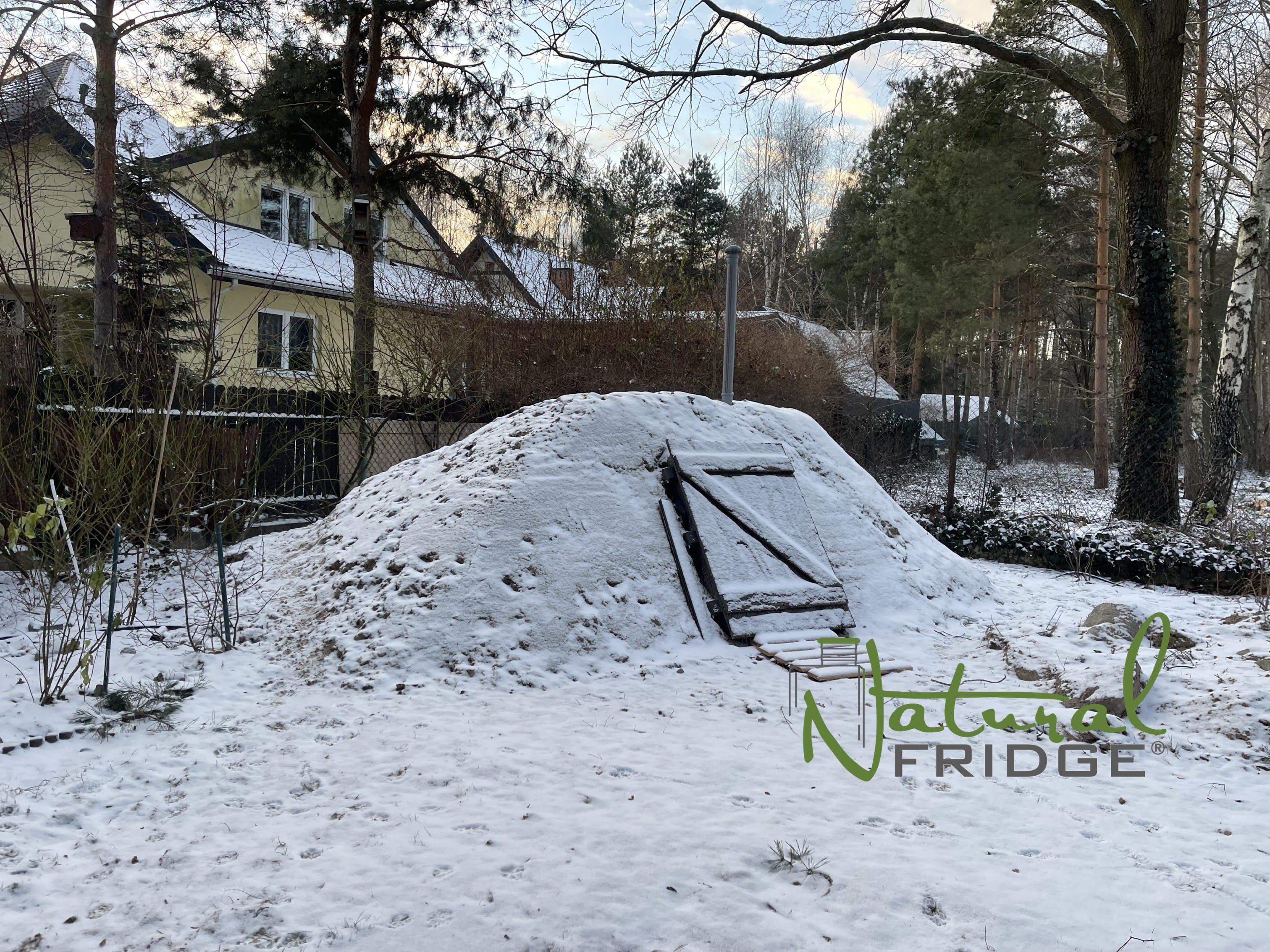 Bartoszyce 2022 Polen 99 Fotos zeigen unsere installierten Keller bei Kunden.  Video Erdkeller Modell 250 Natural Fridge  7.740  EUR inkl. MwSt. , zzgl.  Versandkosten