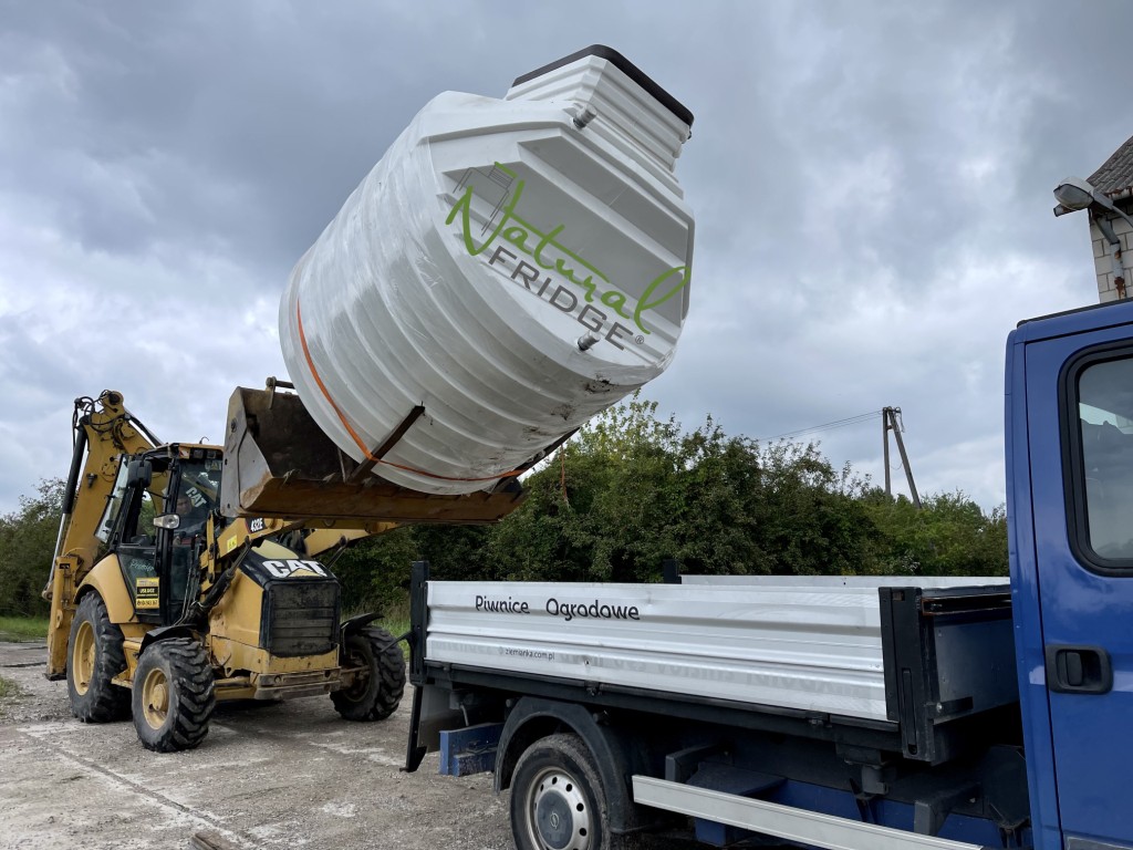 Fertig Erdkeller aus Polen Natural FRIDGE 2,5m geneigtem Eingang - Montage des Keller im Garten, Weinkeller Berlin, Deutschland, 2022 Erdkeller Modell 250  Wir liefern unsere Kunststoffkeller von unserem  🍏 Vorschriften Natural Fridge -  Angebot
