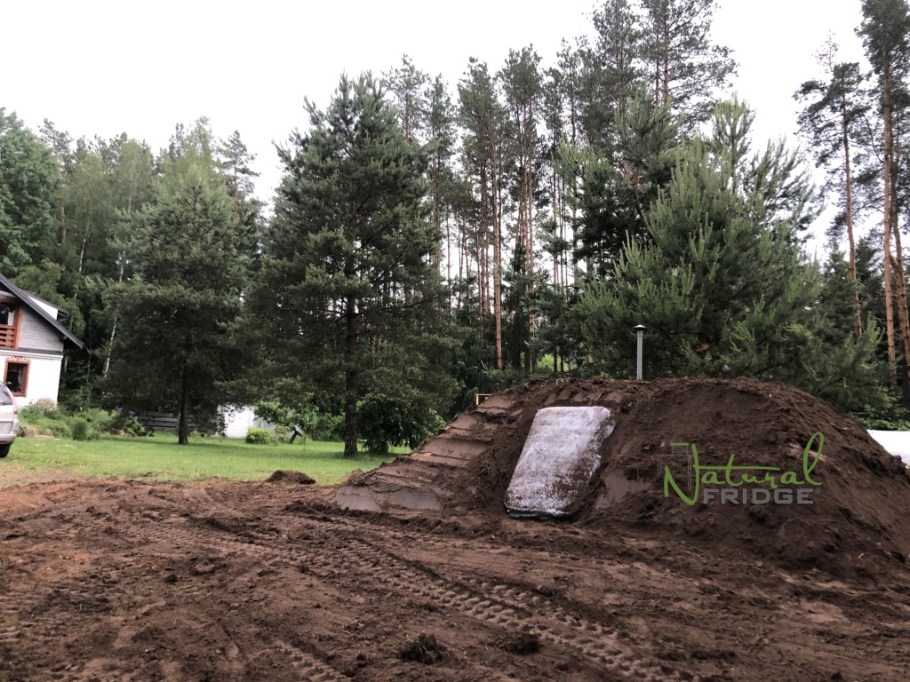 Fertig Erdkeller aus Polen Natural FRIDGE 2,5m geneigtem Eingang - Montage des Keller im Garten, Weinkeller Berlin, Deutschland, 2022 Lager zu Ihnen nach Hause in Deutschland. © 2017-2023 BPR-PLASTECH  🍏 Vorschriften Natural Fridge -  Angebot