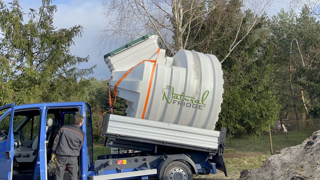 Fertig Erdkeller aus Polen Natural FRIDGE 2,5m geneigtem Eingang - Montage des Keller im Garten, Weinkeller Berlin, Deutschland, 2022 Erdkeller Modell 250  Wir liefern unsere Kunststoffkeller von unserem  🍏 Vorschriften Natural Fridge -  Angebot