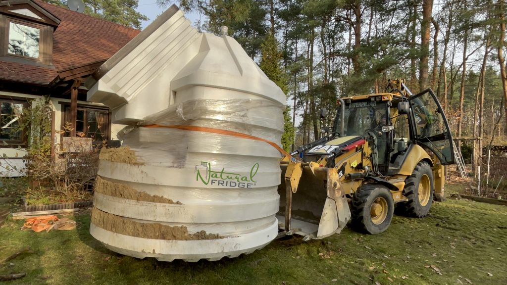 Fertig Erdkeller aus Polen Natural FRIDGE 2,5m geneigtem Eingang - Montage des Keller im Garten, Weinkeller Berlin, Deutschland, 2022 Erdkeller Modell 250  Wir liefern unsere Kunststoffkeller von unserem  🍏 Vorschriften Natural Fridge -  Angebot
