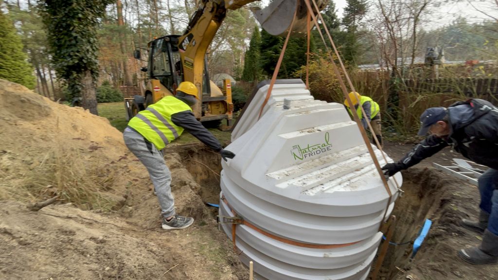 Fertig Erdkeller aus Polen Natural FRIDGE 2,5m geneigtem Eingang - Montage des Keller im Garten, Weinkeller Berlin, Deutschland, 2022 Erdkeller Modell 250  Wir liefern unsere Kunststoffkeller von unserem  🍏 Vorschriften Natural Fridge -  Angebot