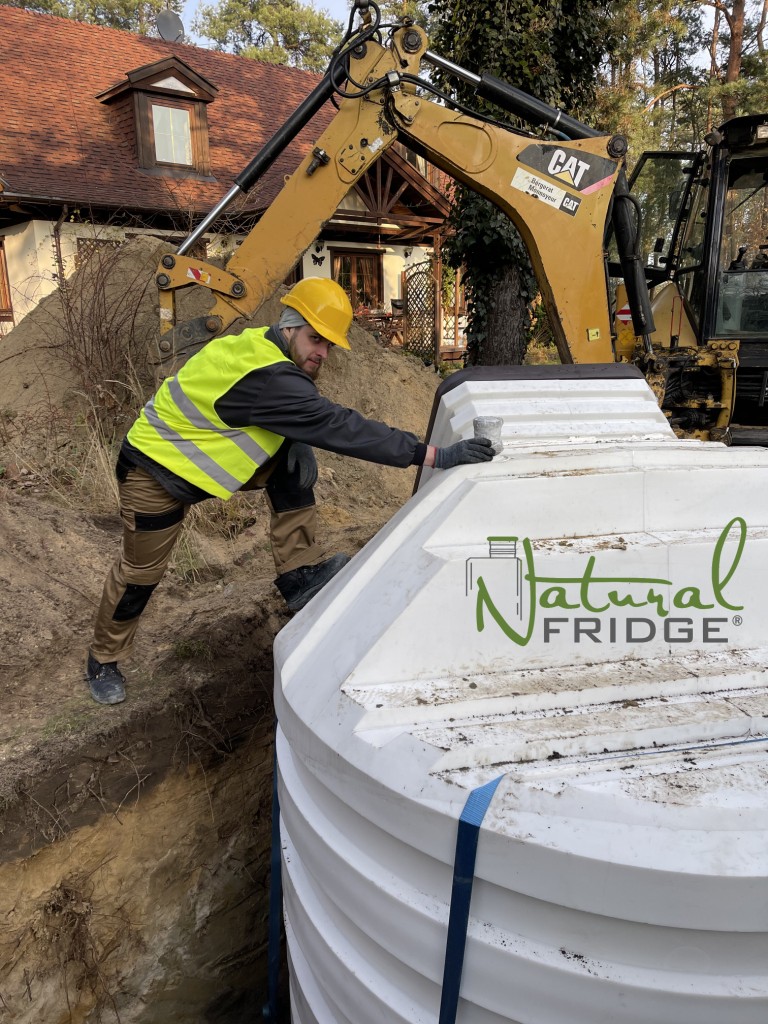 Fertig Erdkeller aus Polen Natural FRIDGE 2,5m geneigtem Eingang - Montage des Keller im Garten, Weinkeller Berlin, Deutschland, 2022 Erdkeller Modell 250  Wir liefern unsere Kunststoffkeller von unserem  🍏 Vorschriften Natural Fridge -  Angebot
