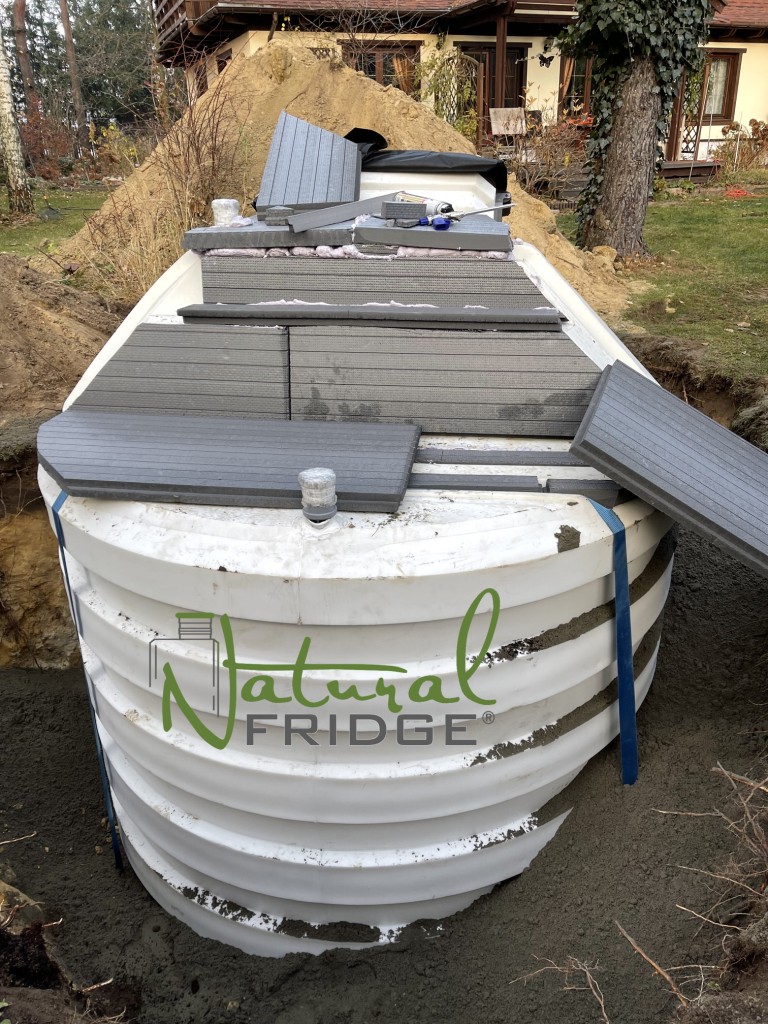Fertig Erdkeller aus Polen Natural FRIDGE 2,5m geneigtem Eingang - Montage des Keller im Garten, Weinkeller Berlin, Deutschland, 2022 Lager zu Ihnen nach Hause in Deutschland. © 2017-2023 BPR-PLASTECH  🍏 Vorschriften Natural Fridge -  Angebot