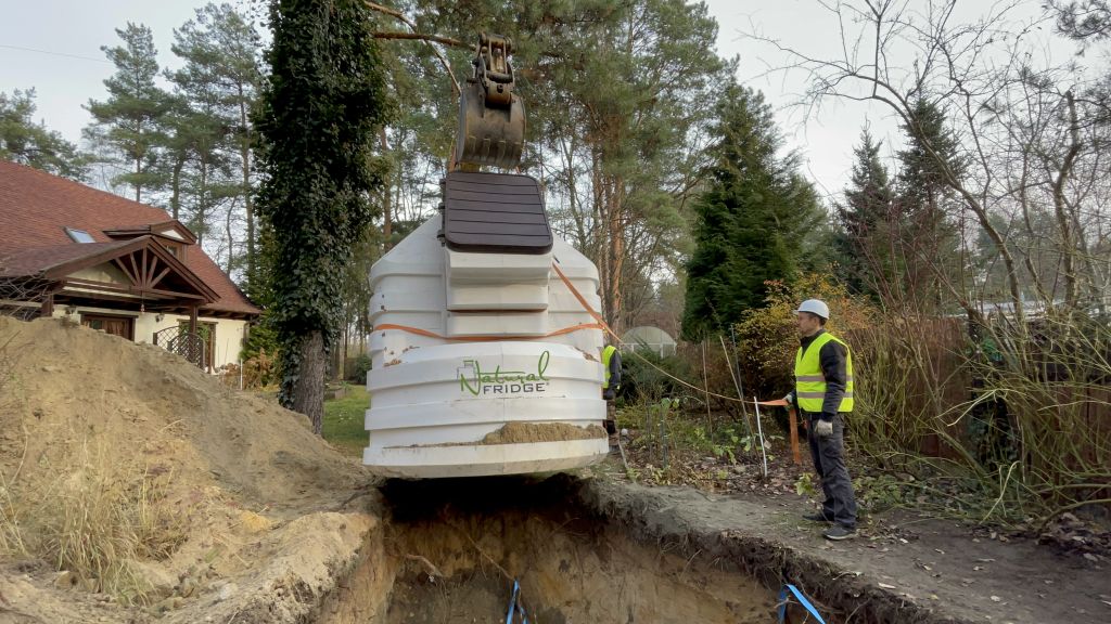 Fertig Erdkeller aus Polen Natural FRIDGE 2,5m geneigtem Eingang - Montage des Keller im Garten, Weinkeller Berlin, Deutschland, 2022 Lager zu Ihnen nach Hause in Deutschland. © 2017-2023 BPR-PLASTECH  🍏 Vorschriften Natural Fridge -  Angebot