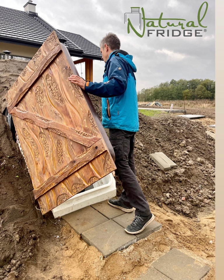 Fertig Erdkeller aus Polen Natural FRIDGE 2,5m geneigtem Eingang - Montage des Keller im Garten, Weinkeller Berlin, Deutschland, 2022 Lager zu Ihnen nach Hause in Deutschland. © 2017-2023 BPR-PLASTECH  🍏 Vorschriften Natural Fridge -  Angebot