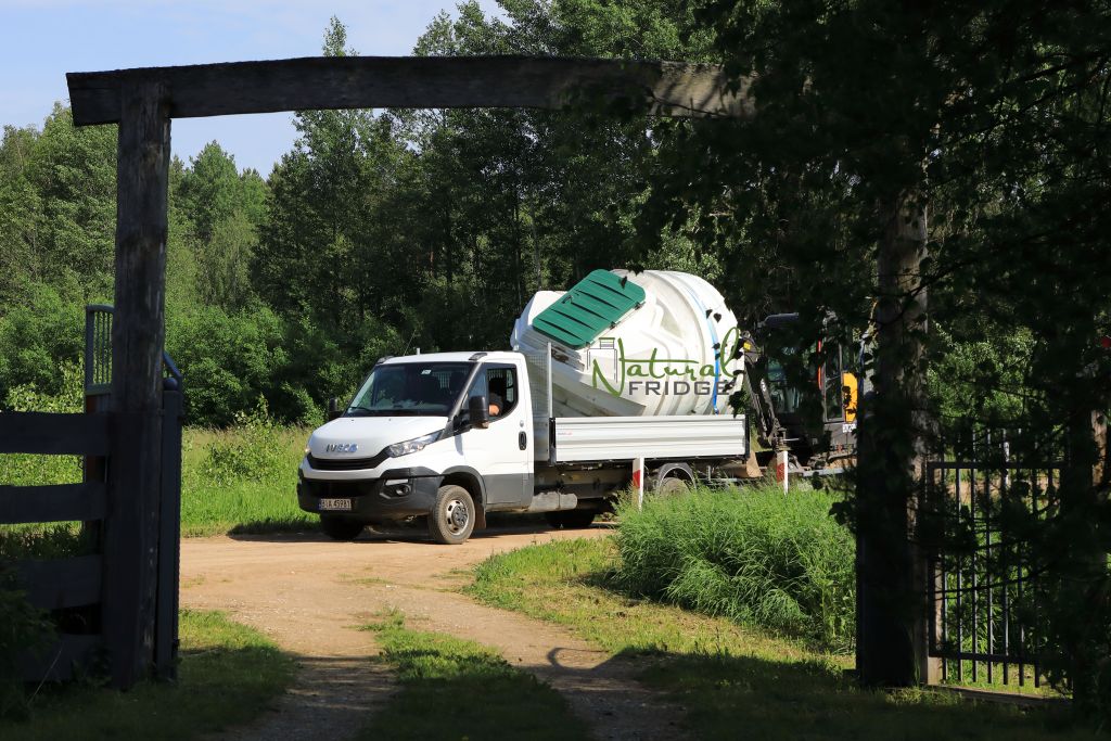 Keller im Garten aus Plastik und Speisekammer absolut dicht, abmessung 2,5 m zylindrisch mit schrägem Eingang im Gegensatz zu Betonkeller Lager zu Ihnen nach Hause in Deutschland. © 2017-2023 BPR-PLASTECH  🍏 Vorschriften Natural Fridge -  Angebot