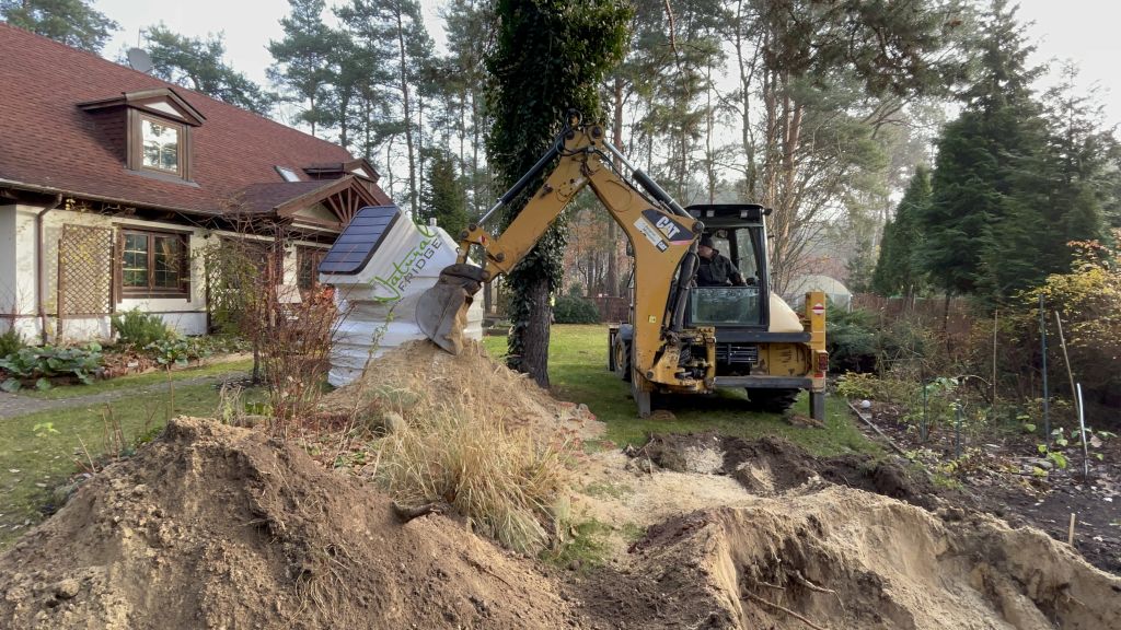 Fertig Erdkeller aus Polen Natural FRIDGE 2,5m geneigtem Eingang - Montage des Keller im Garten, Weinkeller Berlin, Deutschland, 2022 Sp. z o. o. 🍏 Vorschriften Natural Fridge -  Angebot