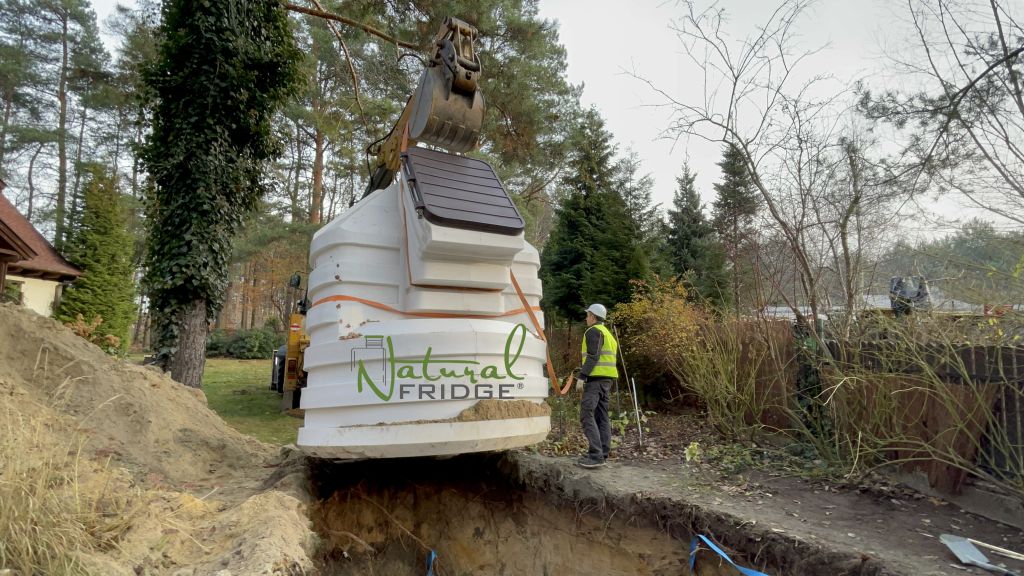 Fertig Erdkeller aus Polen Natural FRIDGE 2,5m geneigtem Eingang - Montage des Keller im Garten, Weinkeller Berlin, Deutschland, 2022 Lager zu Ihnen nach Hause in Deutschland. © 2017-2023 BPR-PLASTECH  🍏 Vorschriften Natural Fridge -  Angebot