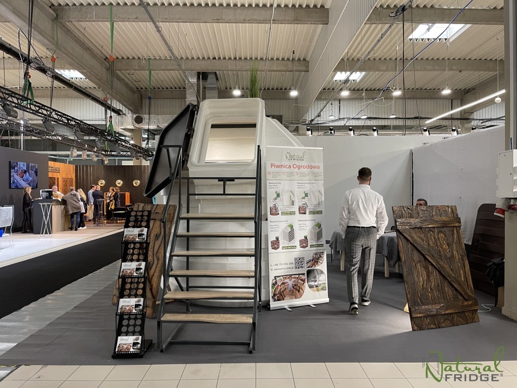 Montaż piwniczki ogrodowej (ogrodowa spiżarnia, ziemianka podziemna) Warszawa, Polska, 2021 - plastikowa piwnica ogrodowa Natural FRIDGE ze skośnym wejściem Piwnica 200x175  W zestawie oświetlenie LED i  🍏 Regulamin Natural Fridge -  Oferta