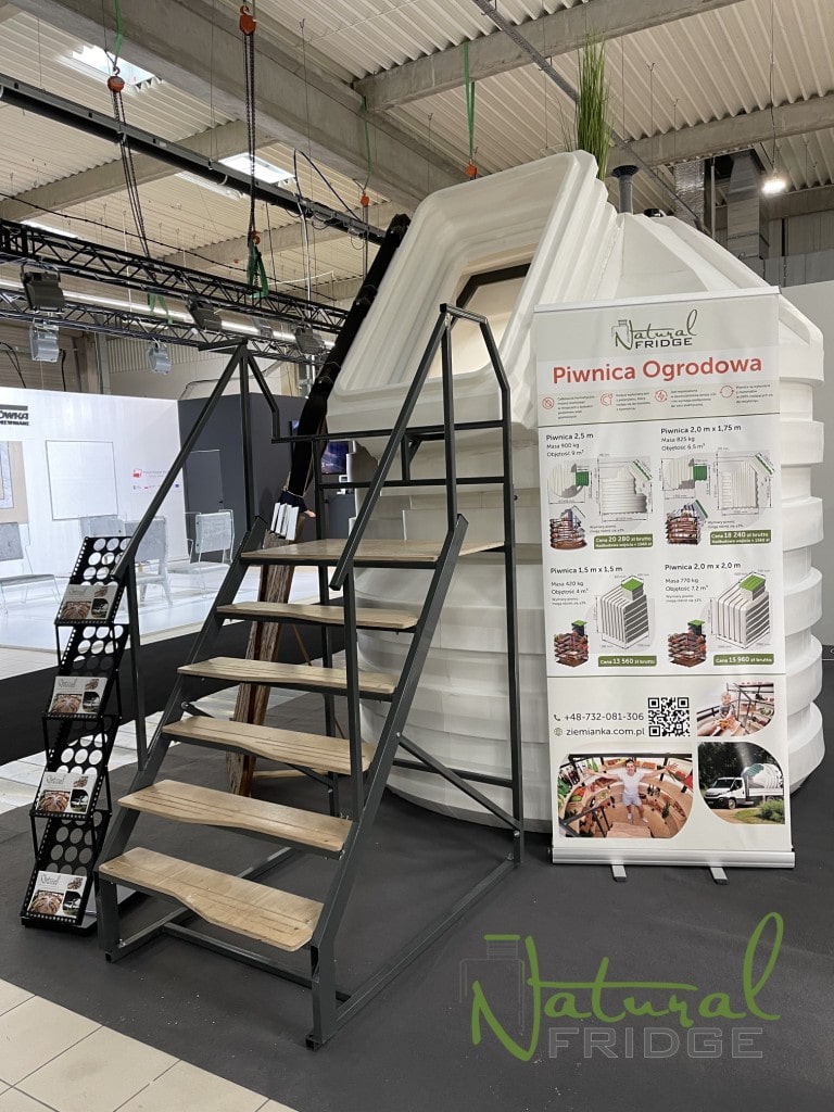 Montaż piwniczki ogrodowej (ogrodowa spiżarnia, ziemianka podziemna) Warszawa, Polska, 2021 - plastikowa piwnica ogrodowa Natural FRIDGE ze skośnym wejściem stacja meteorologiczna. Piwnica Natural FRIDGE®  🍏 Regulamin Natural Fridge -  Oferta