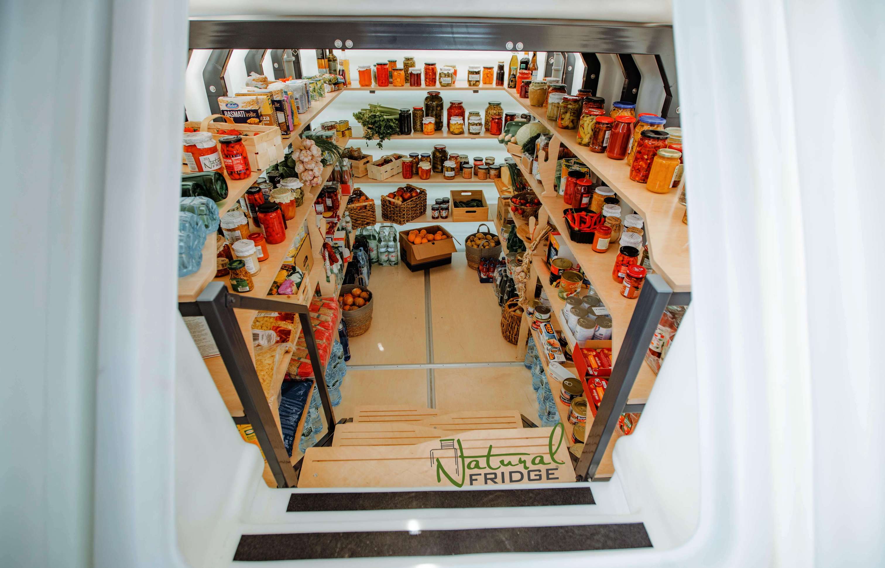 Erdkeller Modell 200x350 ist der Erdkeller dicht und hermetisch. Es hat ein Volumen von bis zu 12,9 Kubikmetern und die Wandstärke liegt zwischen 12-15 mm.  Rahmen Erdkeller Modell 200x350 Natural Fridge  10.870  EUR inkl. MwSt. , zzgl.  Versandkosten