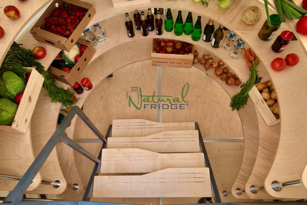 Erdkeller Modell 250 Treppe ist mit einem Handlauf ausgestattet. Die Stufen sind gerillt, um ein Verrutschen zu verhindern.  Außendesign Erdkeller Modell 250 Natural Fridge  7.740  EUR inkl. MwSt. , zzgl.  Versandkosten