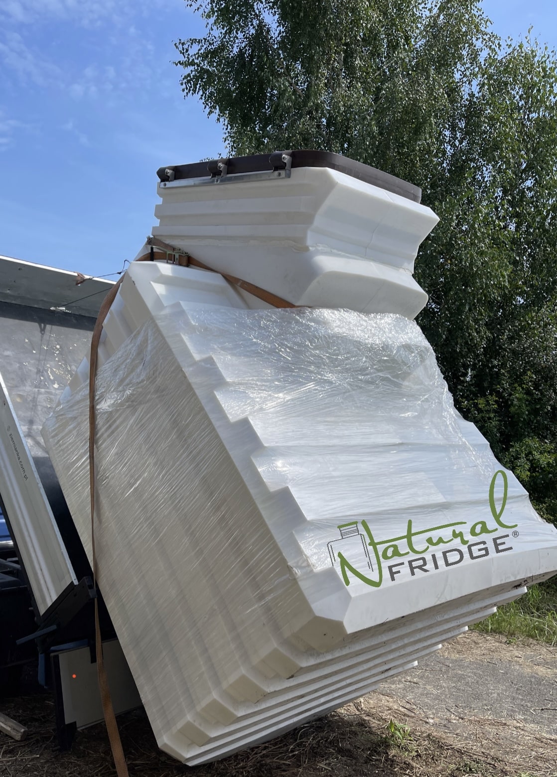 Regulamin FRIDGE – gotowa plastikowa piwniczka, wyposażona w półki, schody i wentylację grawitacyjną. Hermetyczna, z plastikowymi lub drewnianymi drzwiami. Instalacja, montaż w 1 dzień. 🍏 Regulamin Natural Fridge -  Oferta