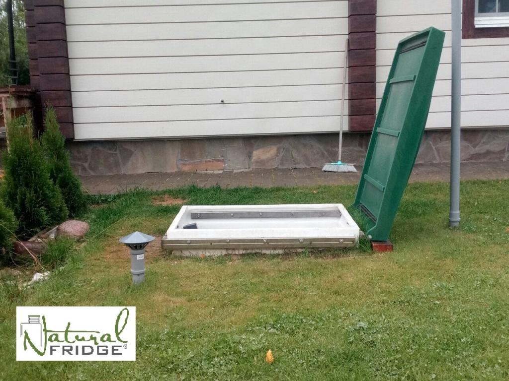 Erdkeller Modell 200x330 Nach der Montage sieht der Erdkeller wie ein kleiner Hügel aus. Wir empfehlen, den Erdkeller mit Rollrasen abzudecken und Zierpflanzen  Erdkeller Modell 200x330 Natural Fridge  10.870  EUR inkl. MwSt. , zzgl.  Versandkosten