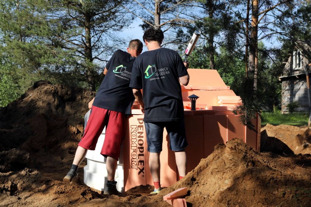 Zdjecie montazowe Piwnica ogrodowa Natural FRIDGE &reg;, spiżarnia 2,5 m cylindryczny ogrodowa, piwnica, piwniczka, spiżarnia, schron Natural FRIDGE – gotowa plastikowa piwniczka, wyposażona w półki, schody  🍏 Regulamin Natural Fridge -  Oferta