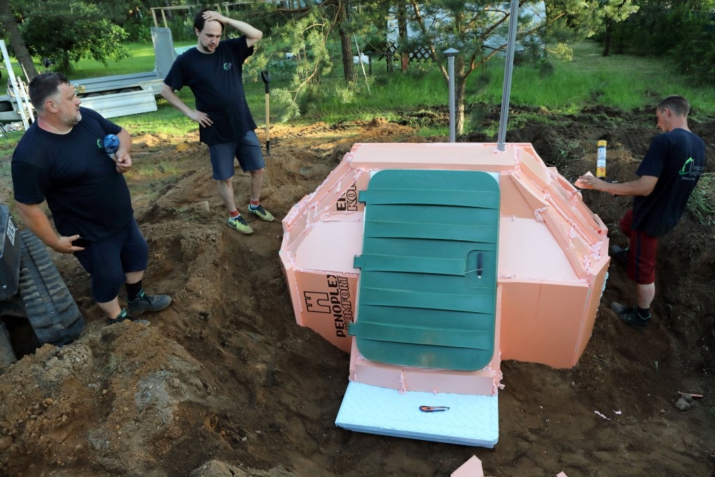 Zdjecie montazowe Piwnica ogrodowa Natural FRIDGE ®, spizarnia 2,5 m cylindryczny w półki, schody i wentylację grawitacyjną. Hermetyczna, z plastikowymi lub drewnianymi drzwiami. Instalacja, montaż w 1  🍏 Regulamin Natural Fridge -  Oferta