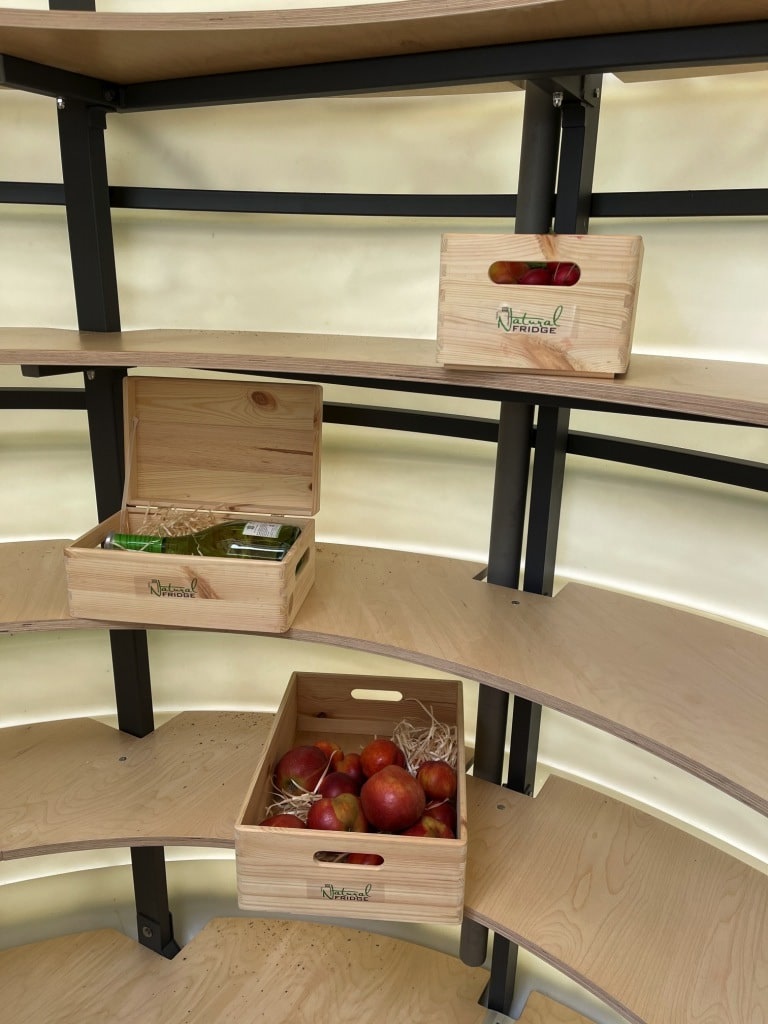 Erdkeller Modell 250 Der Erdkeller ist innen mit einem Stahlrahmen verstärkt, der mit einer Polymerschicht bedeckt ist. Es versteift den Erdkeller zusätzlich und ist  Erdkeller Modell 250 Natural Fridge  7.740  EUR inkl. MwSt. , zzgl.  Versandkosten