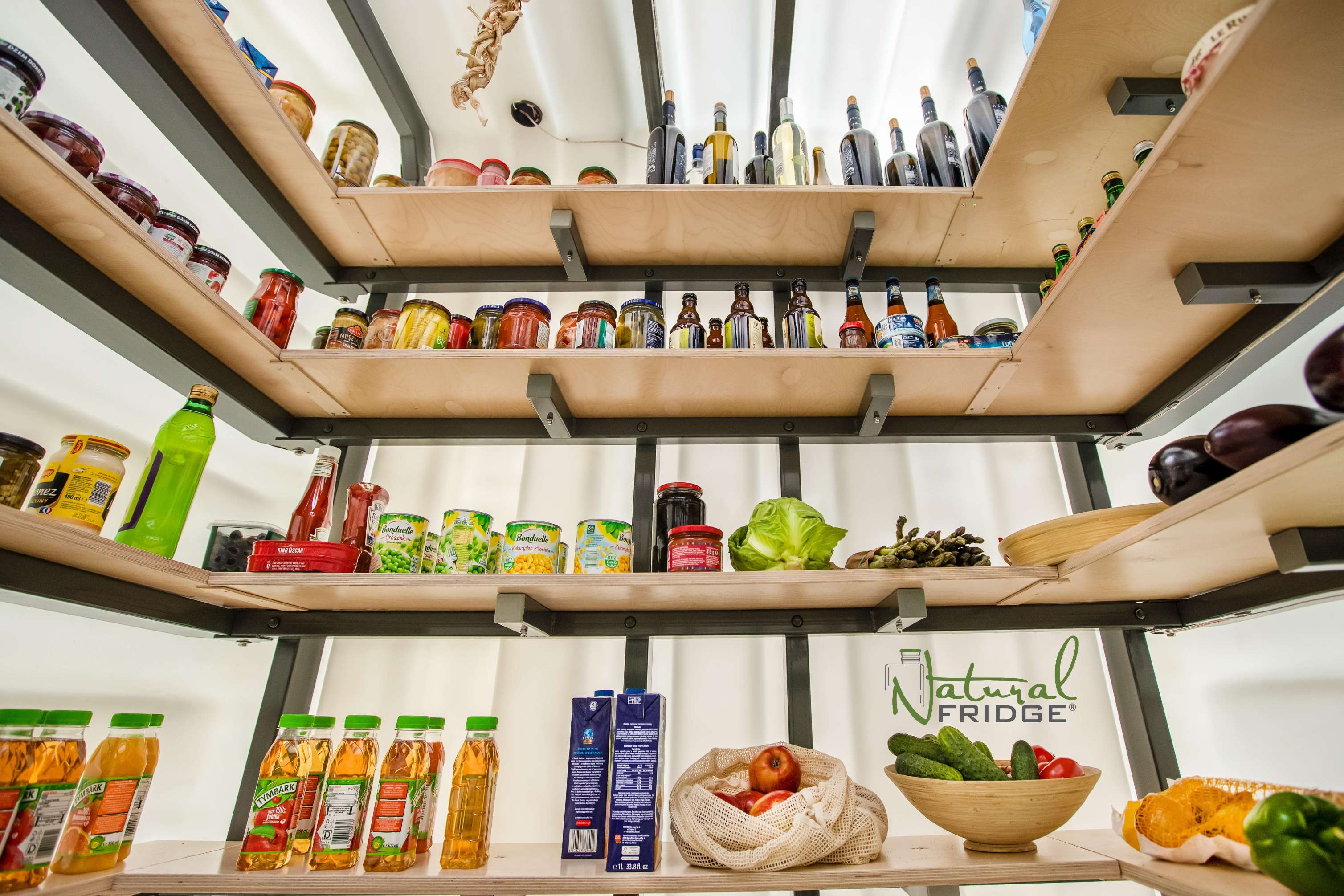 Erdkeller Modell 200x200 Der Erdkeller ist innen mit einem Stahlrahmen verstärkt, der mit einer Polymerschicht bedeckt ist. Es versteift den Erdkeller zusätzlich  Erdkeller Modell 200x200 Natural Fridge  7.450  EUR inkl. MwSt. , zzgl.  Versandkosten