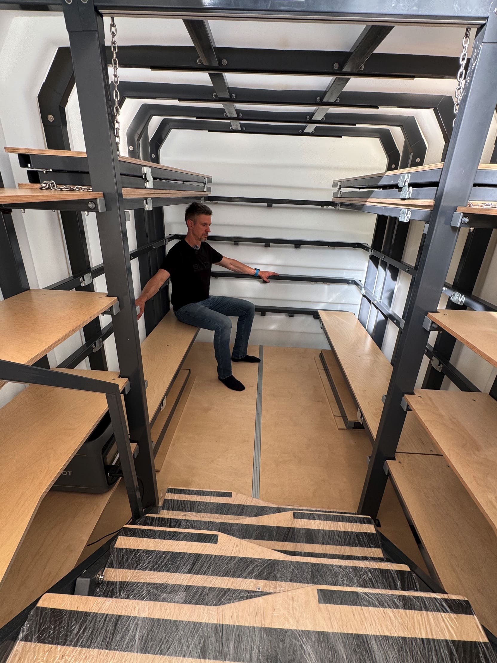view 8 Sitzplätze – 2 oder 4 Schlafplätze – 4 oder 8 Sitzplätze – Innenvolumen 12,1 m³  – Robuste Stahltür, 6 mm stark – Natürliche Belüftung – Mechanische Belüftung mit  Schutzraum 330 Natural Fridge  16.510  EUR inkl. MwSt. , zzgl.  Versandkosten
