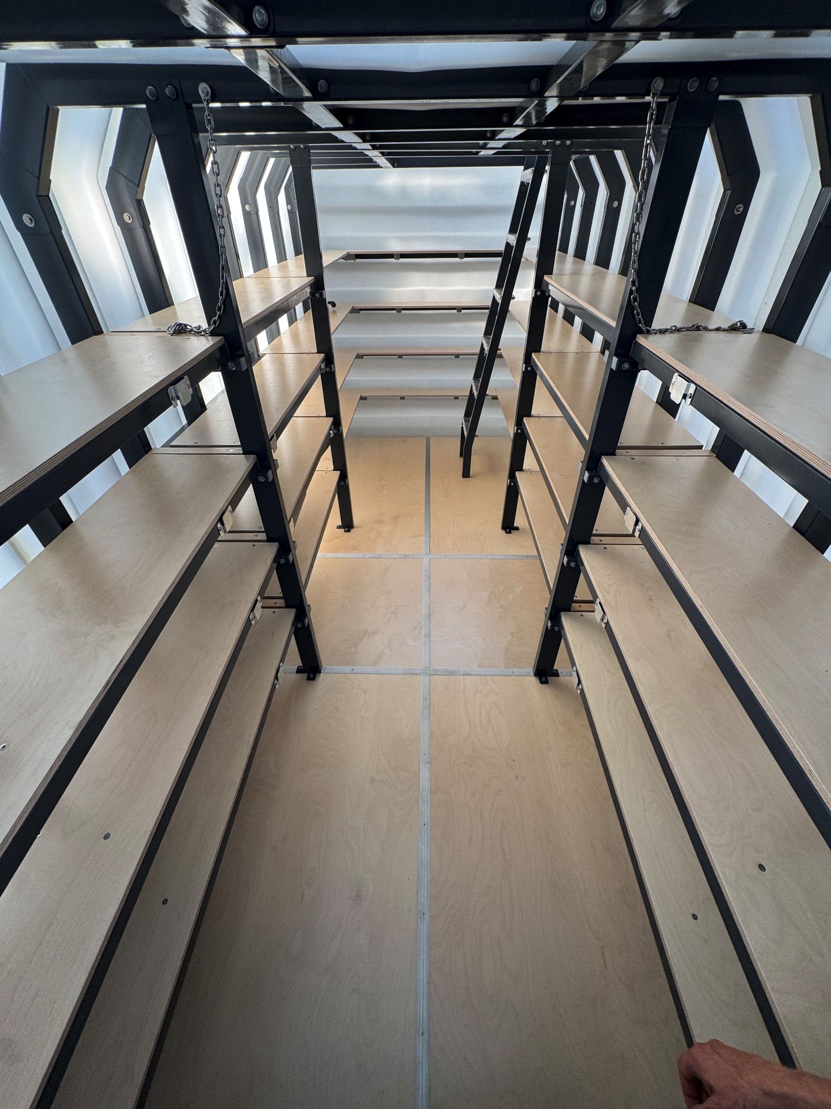 Schutzraum 480 – 4 Schlafplätze und 4 Sitzplätze – oder 12 Sitzplätze – Innenvolumen 17,5 m³  – Robuste Stahltür, 6 mm stark – Natürliche Belüftung – Mechanische Belüftung  Schutzraum 480 Natural Fridge  23.590  EUR inkl. MwSt. , zzgl.  Versandkosten