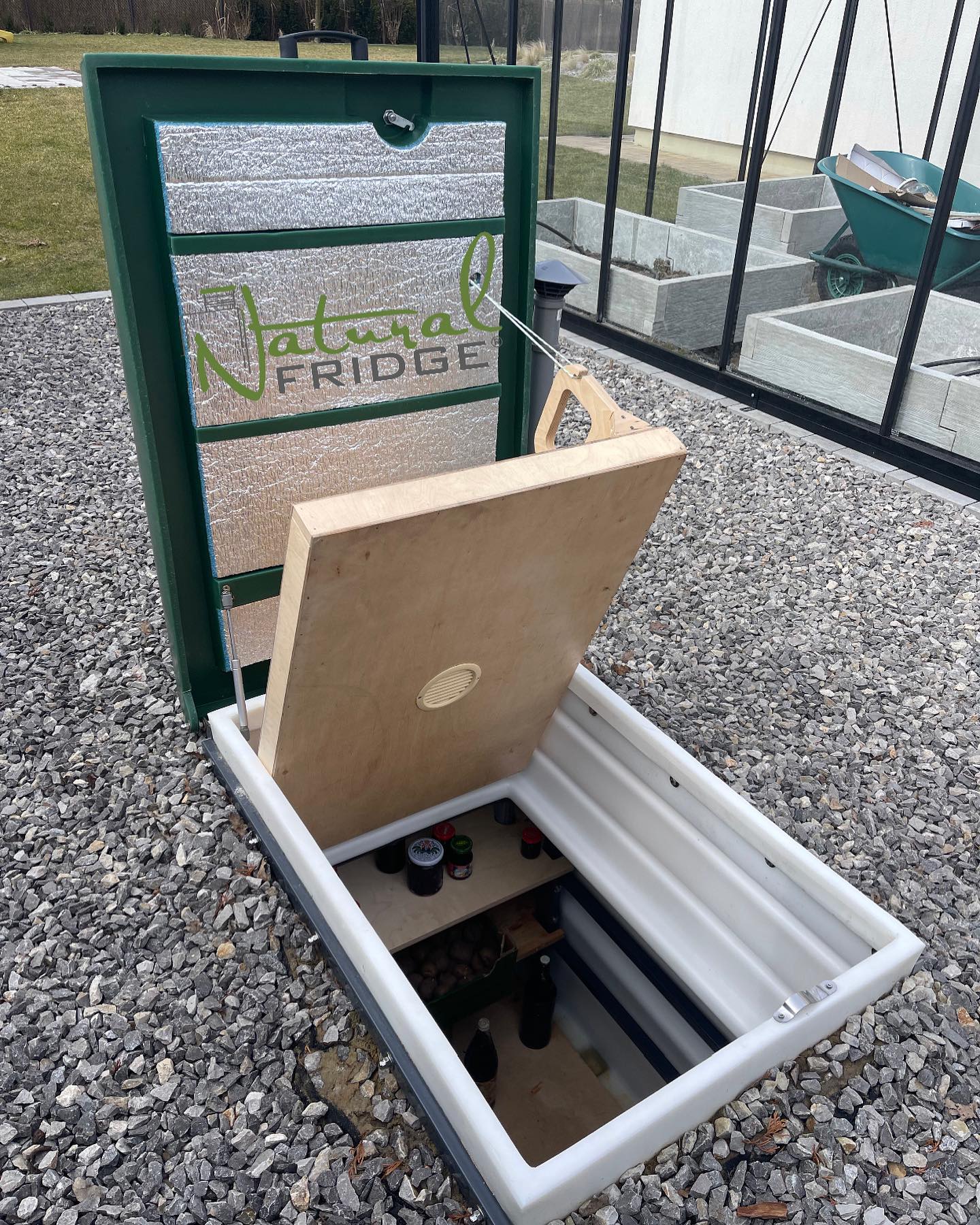 Außendesign Garten Bausatz kaufen, Weinkeller, Keller Kunststoff Fertig für Deutschland und Österreich – 2 Regalreihen   – Länge 160 cm  – Breite 120cm  – Höhe  Erdkeller Modell 120x160 Natural Fridge  2.350  EUR inkl. MwSt. , zzgl.  Versandkosten